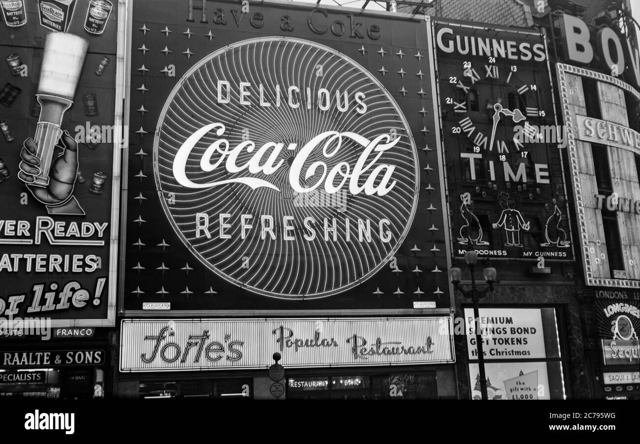 Photographie vintage des années 1950 de Piccadilly Circus à Londres, Angleterre. Affiche les enseignes publicitaires au néon de l'époque, y compris Coca Cola, Guinness, toujours prêt. Banque D'Images