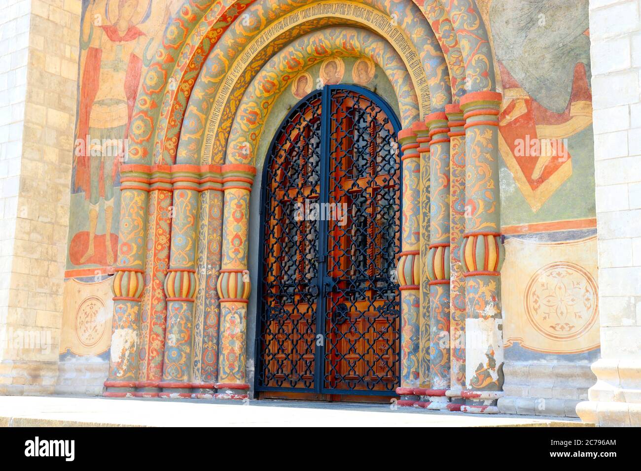 La porte d'entrée de la cathédrale de l'Assomption sur la place de la cathédrale du Kremlin de Moscou Russie Banque D'Images