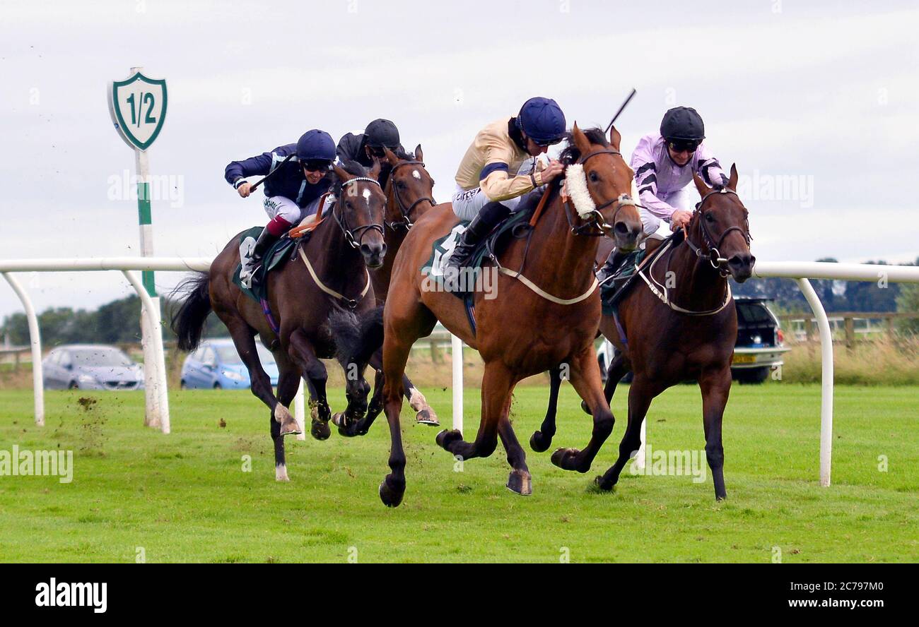 Le rebelle Soldier Boy, criblé par le jockey Danny Tudhope (deuxième à droite) sur leur chemin pour gagner le Watch Racing TV Now Median Auction Maiden Stakes à l'hippodrome de Catterick Bridge. Banque D'Images