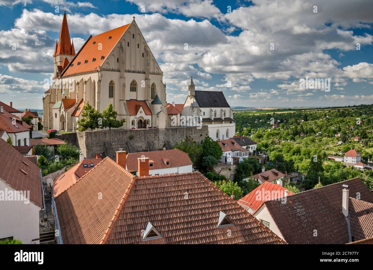 Eglise Saint-Nicolas, vue depuis la colline du château, à Znojmo, Moravie du Sud, République tchèque Banque D'Images