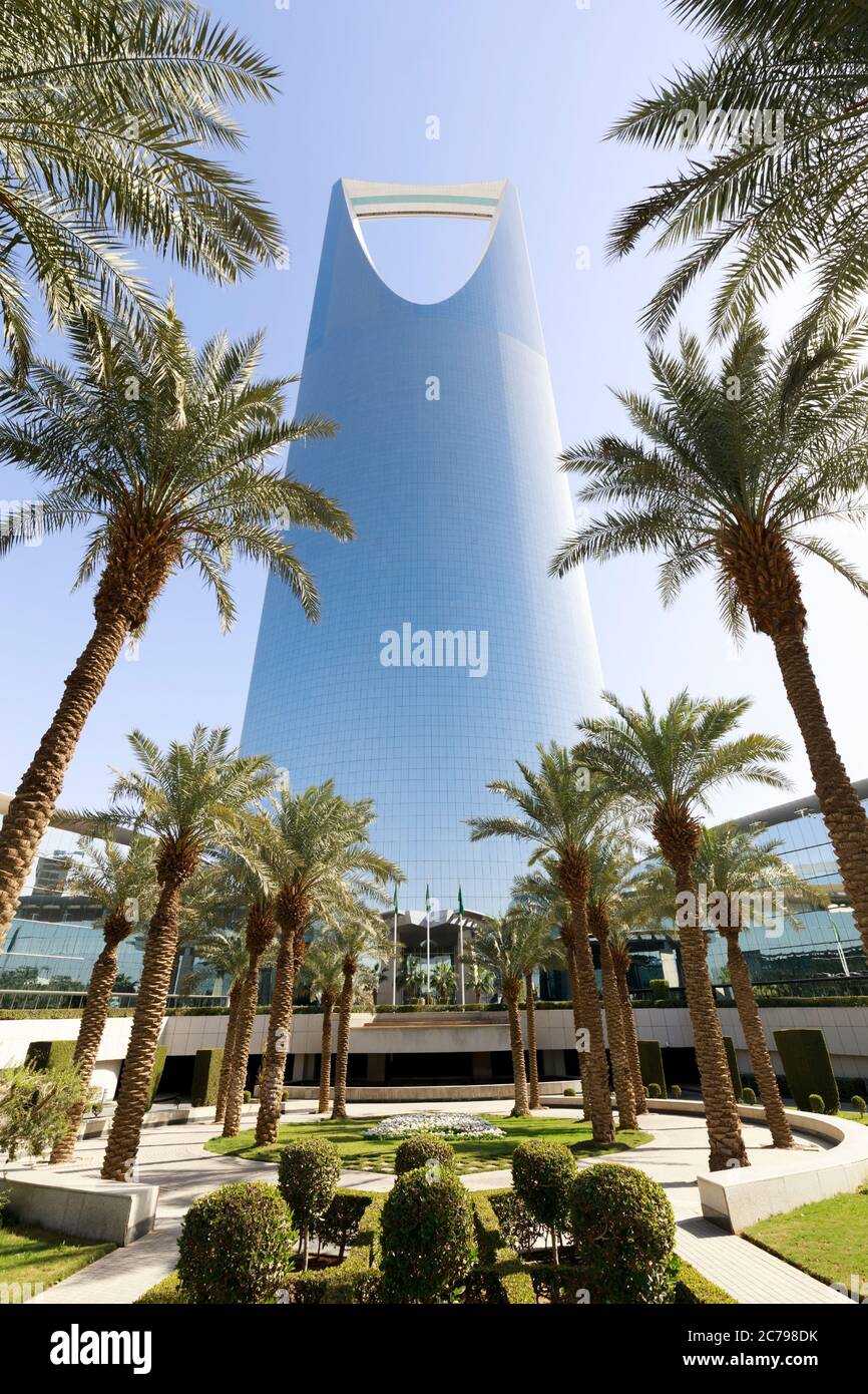 Tour du Royaume à Riyad, Arabie Saoudite. Kingdom Tower est un centre d'affaires et de congrès, un centre commercial et l'un des principaux sites de la ville de Riyad Banque D'Images