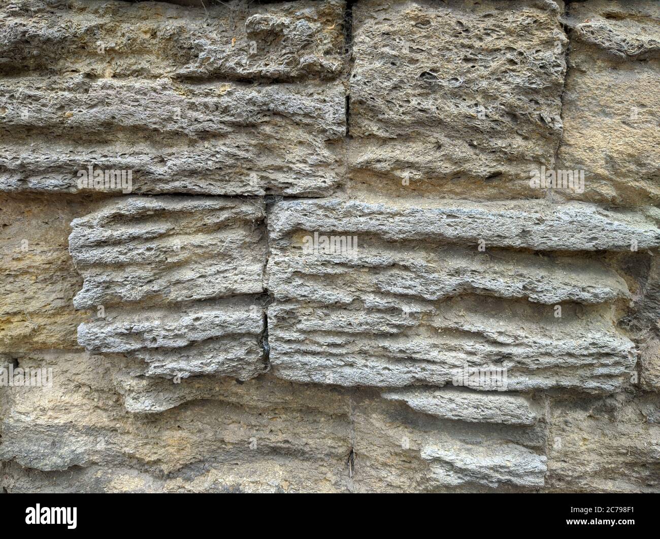 mur de briques de vieilles pierres jaune coquille Banque D'Images