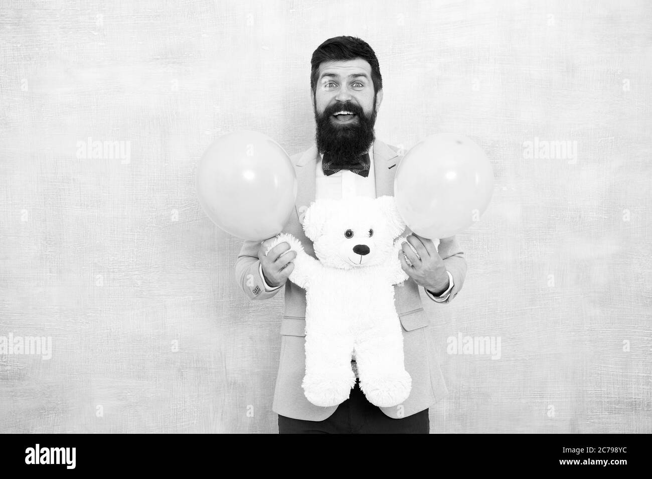 Date romantique. Journée pour femme. Mariage de groom. Sexe révéler la partie. Modèle traditionnel de don de cadeaux. Saint Valentin. Homme romantique avec ours en peluche et ballons d'air attendant petite amie. Cadeau romantique. Banque D'Images