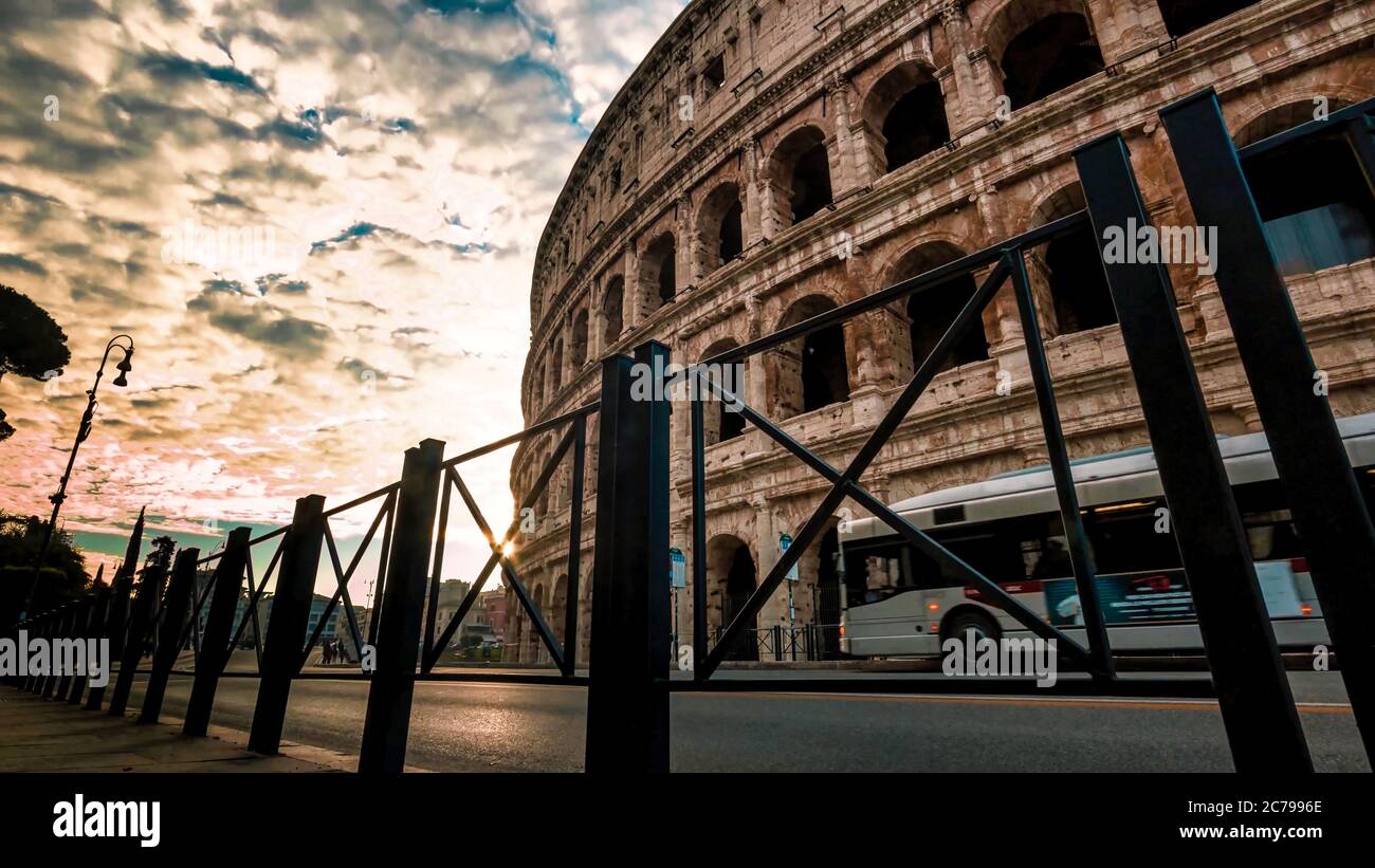 Colisée ou Coliseum la nuit à Rome, Italie Banque D'Images