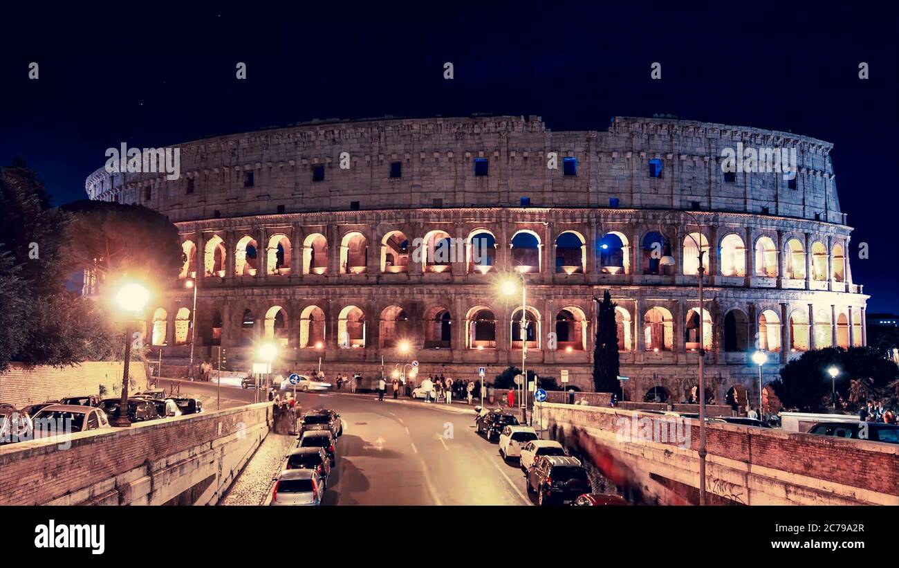 Colisée ou Coliseum la nuit à Rome, Italie Banque D'Images