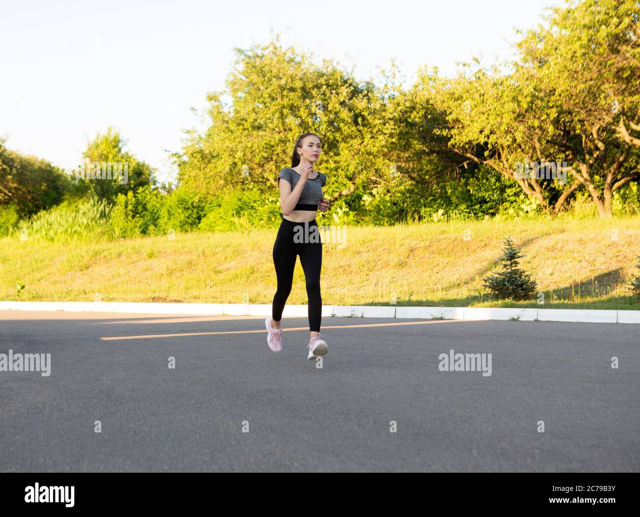 Vue sur une femme sportive dans le parc de la ville. Banque D'Images