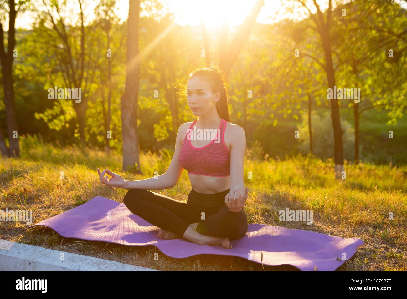 La femme fait la méditation de yoga dans la nature Banque D'Images