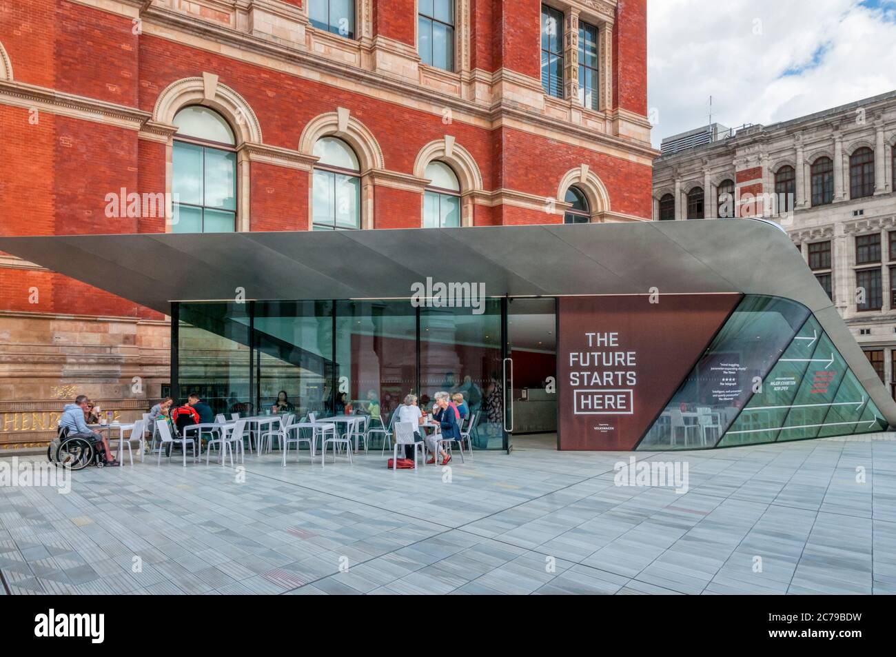 L'exposition future commence ici 2018 au Victoria & Albert Museum a été parrainée par Volkswagen. Banque D'Images