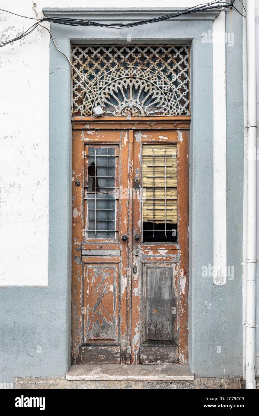 Porte en bois colorée dans la façade d'une maison portugaise typique à  Porto, Portugal Photo Stock - Alamy