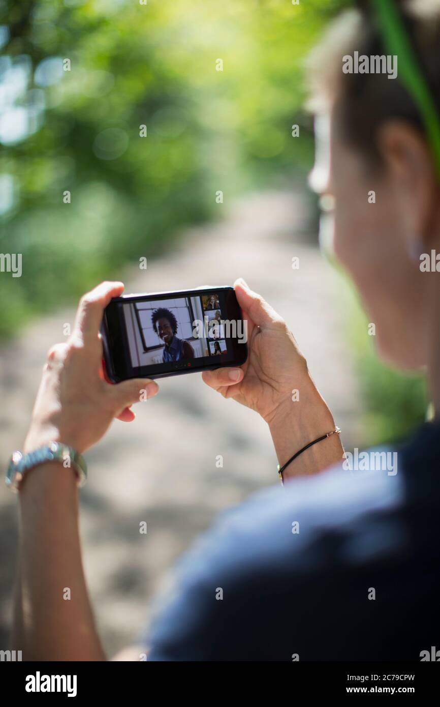 Femme discutant vidéo avec des amis sur l'écran du smartphone Banque D'Images