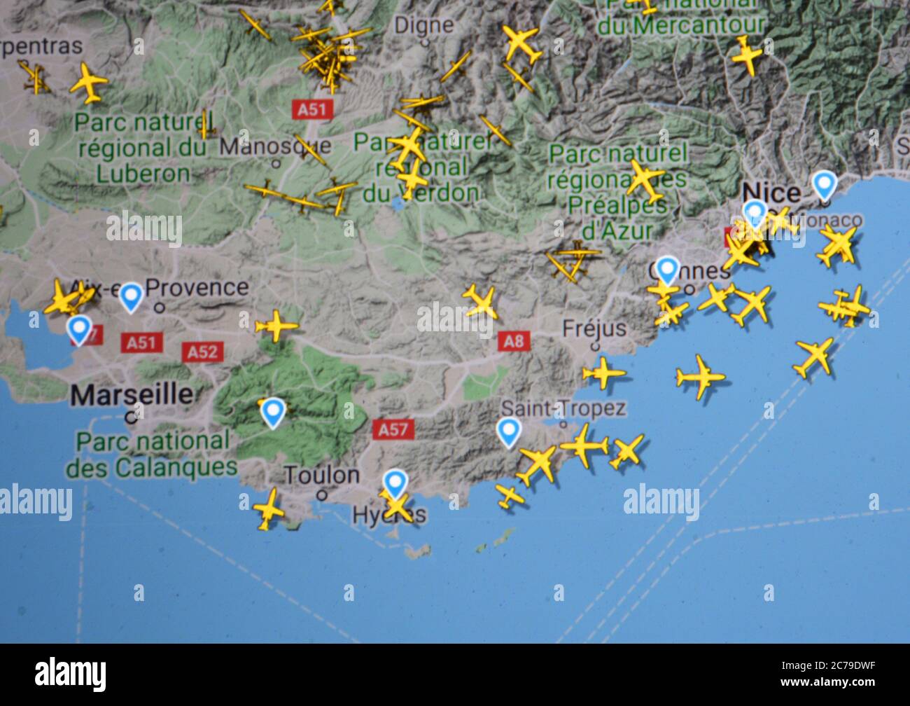 Trafic aérien sur la Côte d'Azur, France (15 juillet 2020, UTC 13.23), sur le site Internet de Flightracar 24, pendant la période de pandémie du coronavirus Banque D'Images