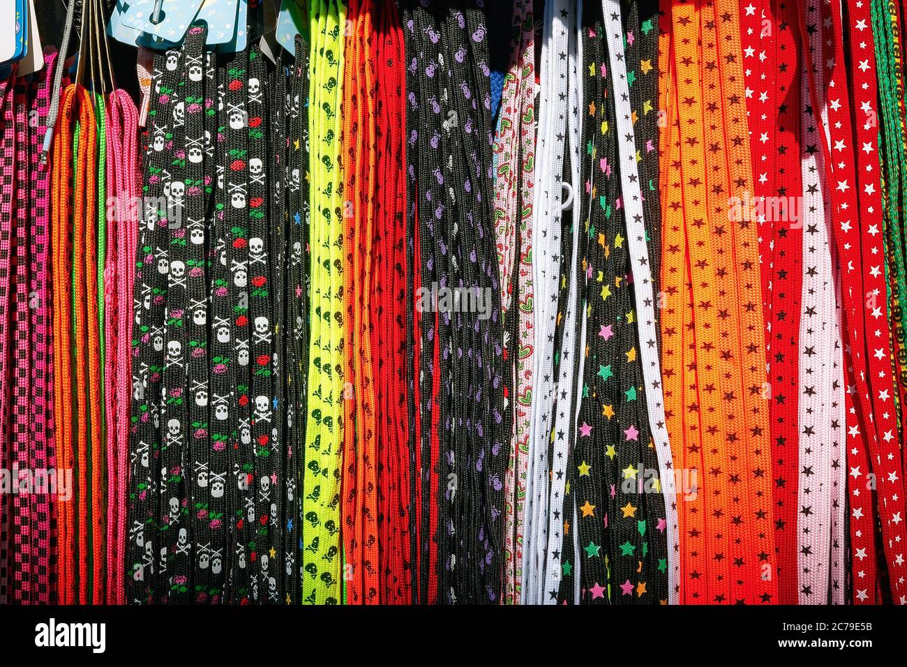 Lacets colorés exposés au marché Camden à Londres Banque D'Images