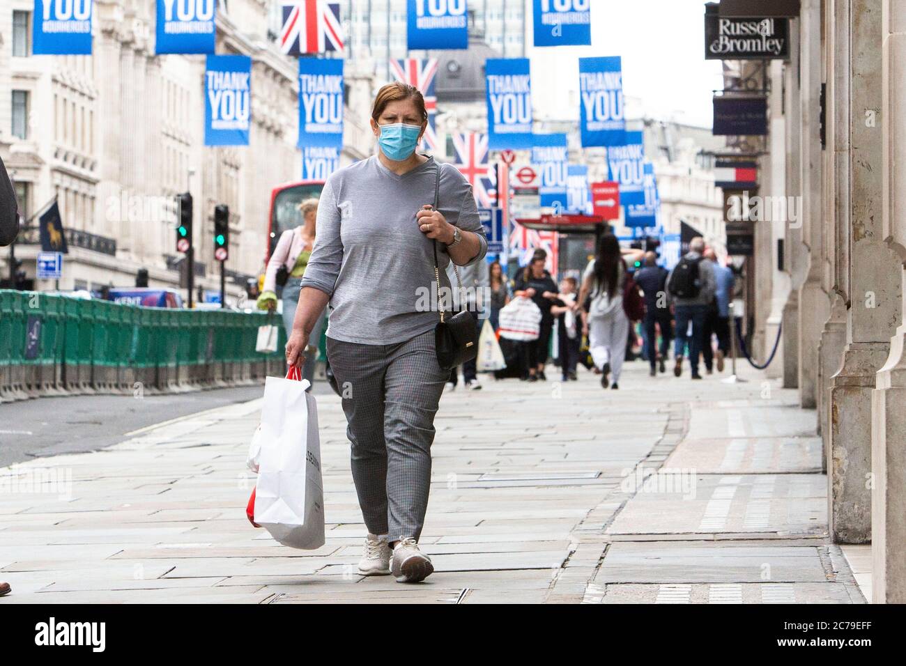 Les acheteurs portant des masques à Londres Banque D'Images