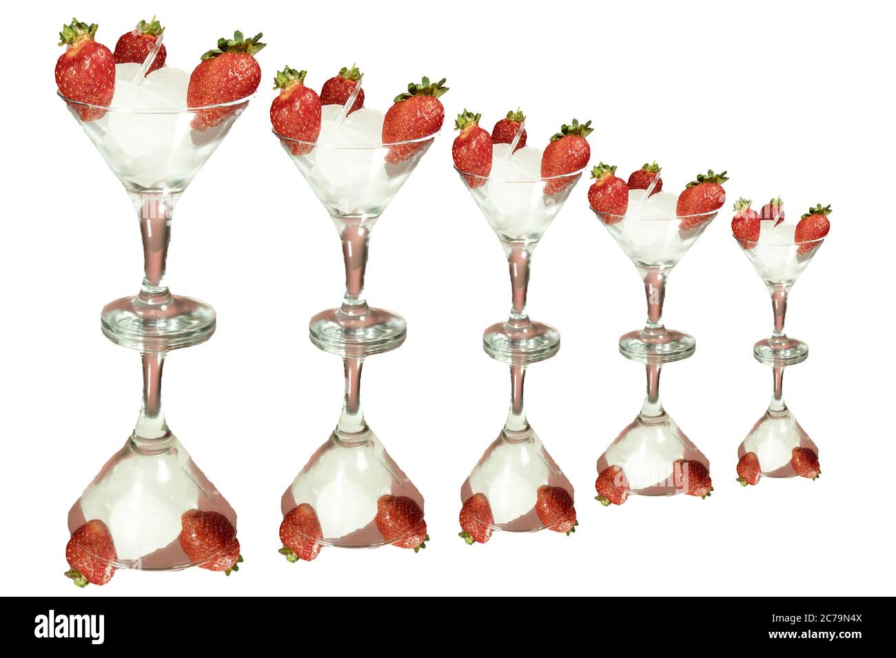 Cocktail d'alcool de fraise daiquiri surgelé. Isolé sur fond blanc. Miroir Banque D'Images