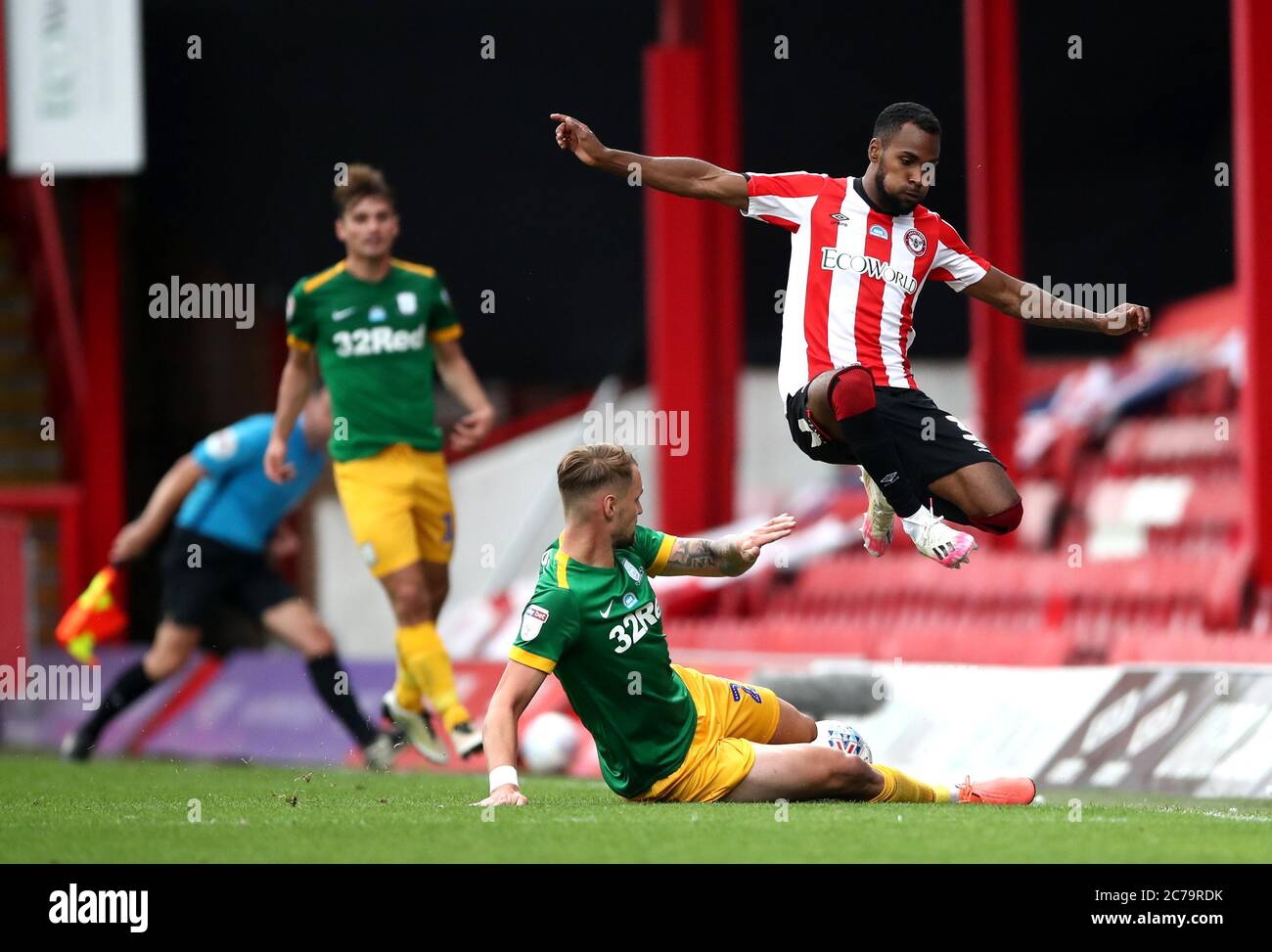 Rico Henry (à droite) de Brentford et Patrick Bauer de Preston North End se battent pour le ballon lors du match de championnat Sky Bet à Griffin Park, Londres. Banque D'Images