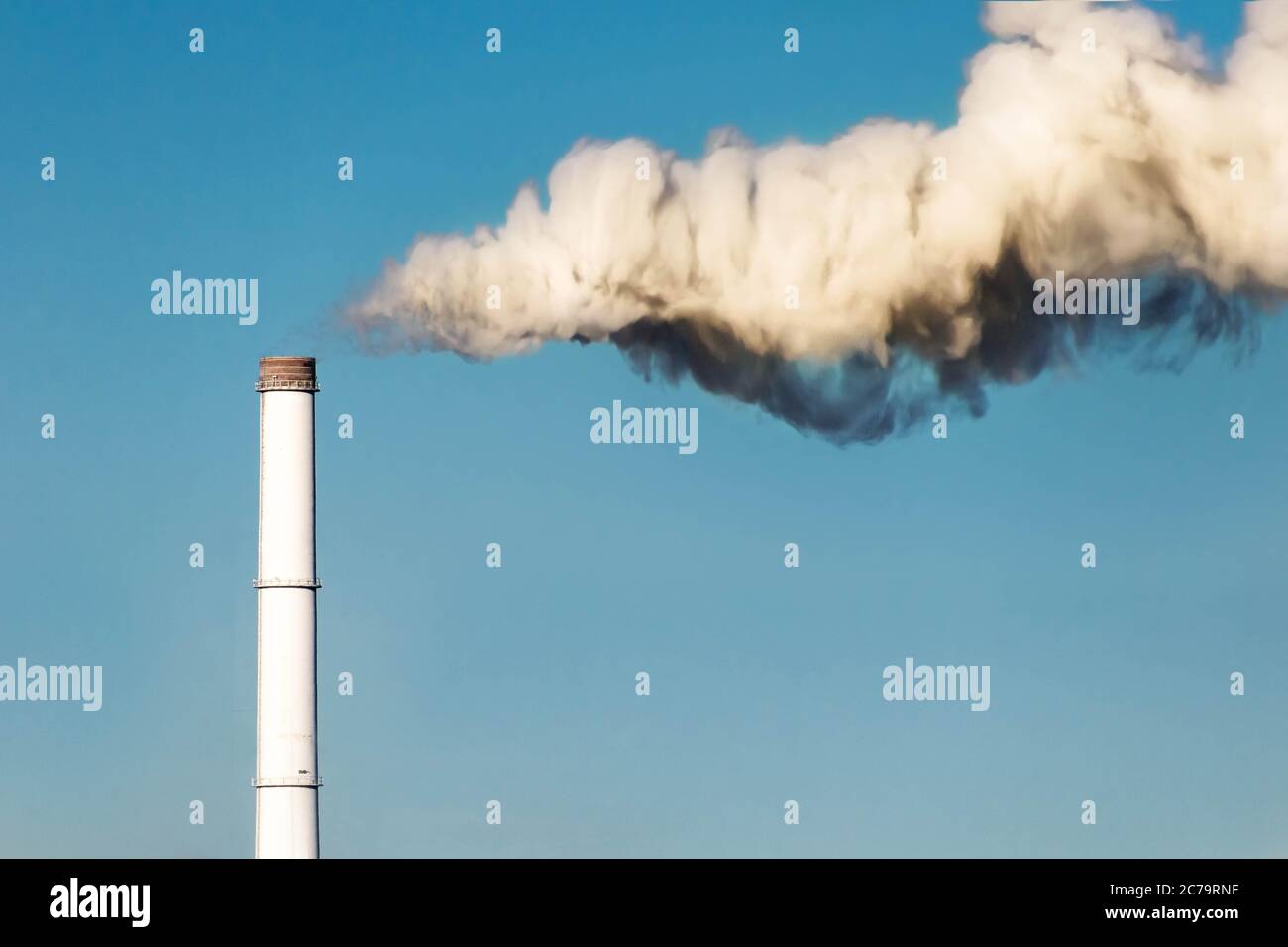 Cheminée d'usine avec de la fumée Banque D'Images