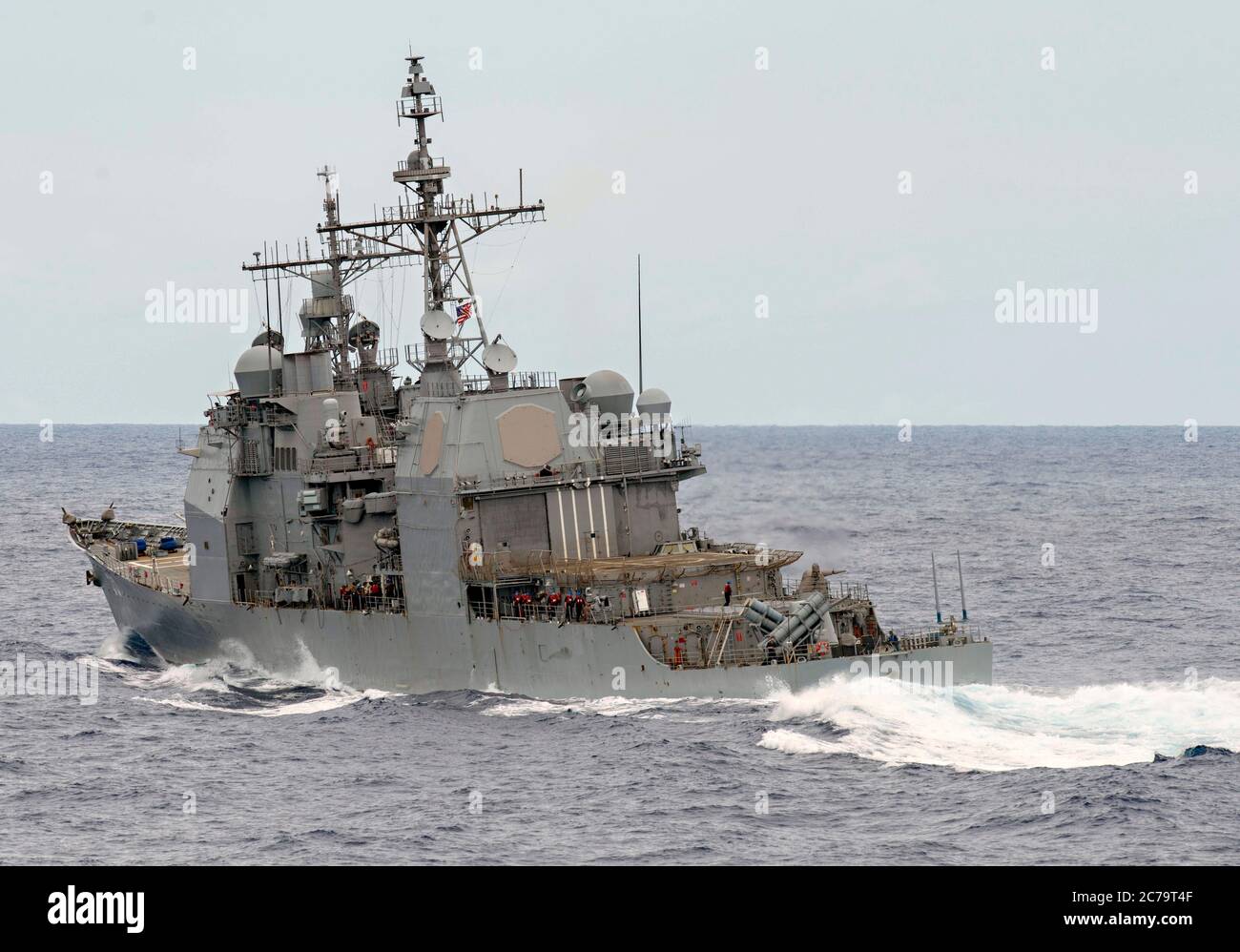 Le croiseur à missiles guidés de classe Ticonderoga de la marine américaine USS Princeton part à bord après un ravitaillement en mer avec le porte-avions USS Nimitz le 14 juillet 2020 en mer des Philippines. Banque D'Images