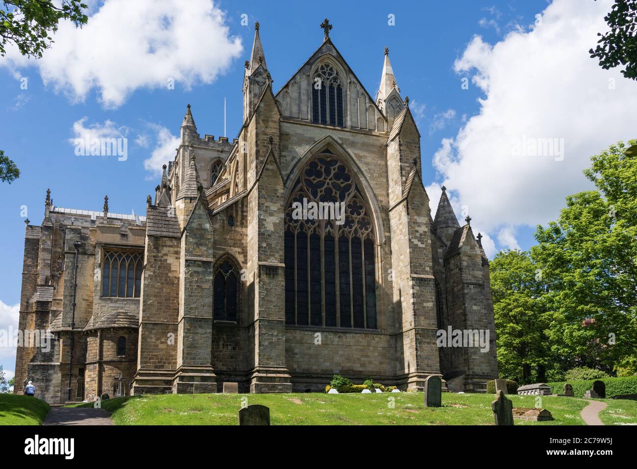 Avec des flèches anciennes et un cimetière avec des pierres à tête en premier plan, l'extrémité est de la cathédrale de Ripon peut être vue, Ripon, North Yorkshire, Royaume-Uni. Banque D'Images