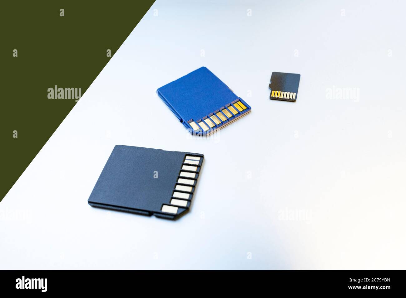 Gros plan de trois cartes micro SD, produits technologiques, mise au point sélective. Cartes mémoire SD sur une surface blanche Banque D'Images