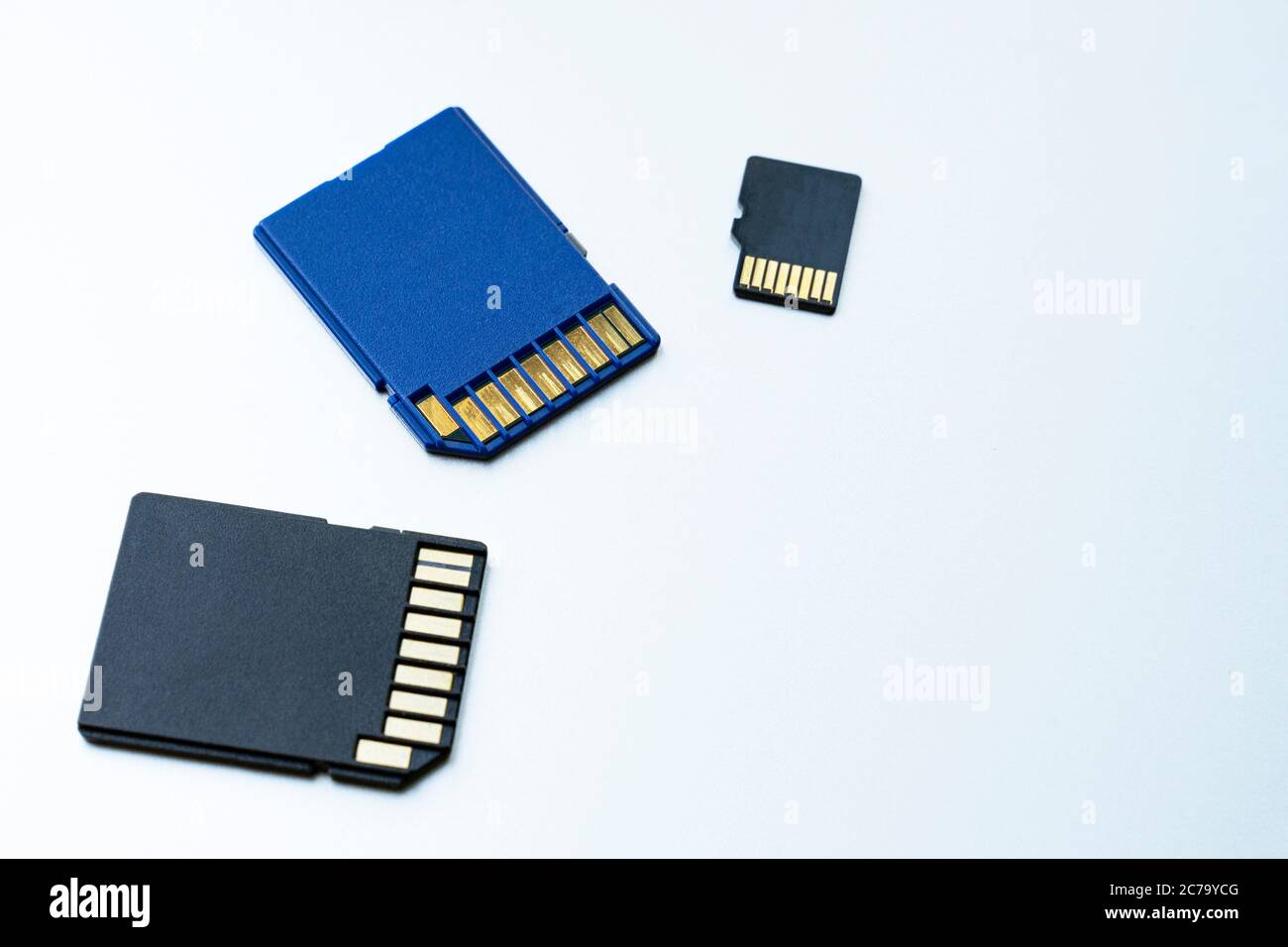 Trois cartes mémoire micro SD sur fond blanc. Cartes mémoire pour fichiers numériques. Les disques Flash sont situés sur une surface grise Banque D'Images
