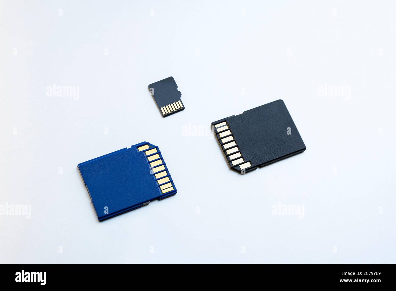Trois cartes mémoire micro SD sur fond gris, gros plan, vue du dessus. Le concept de stockage de données Banque D'Images
