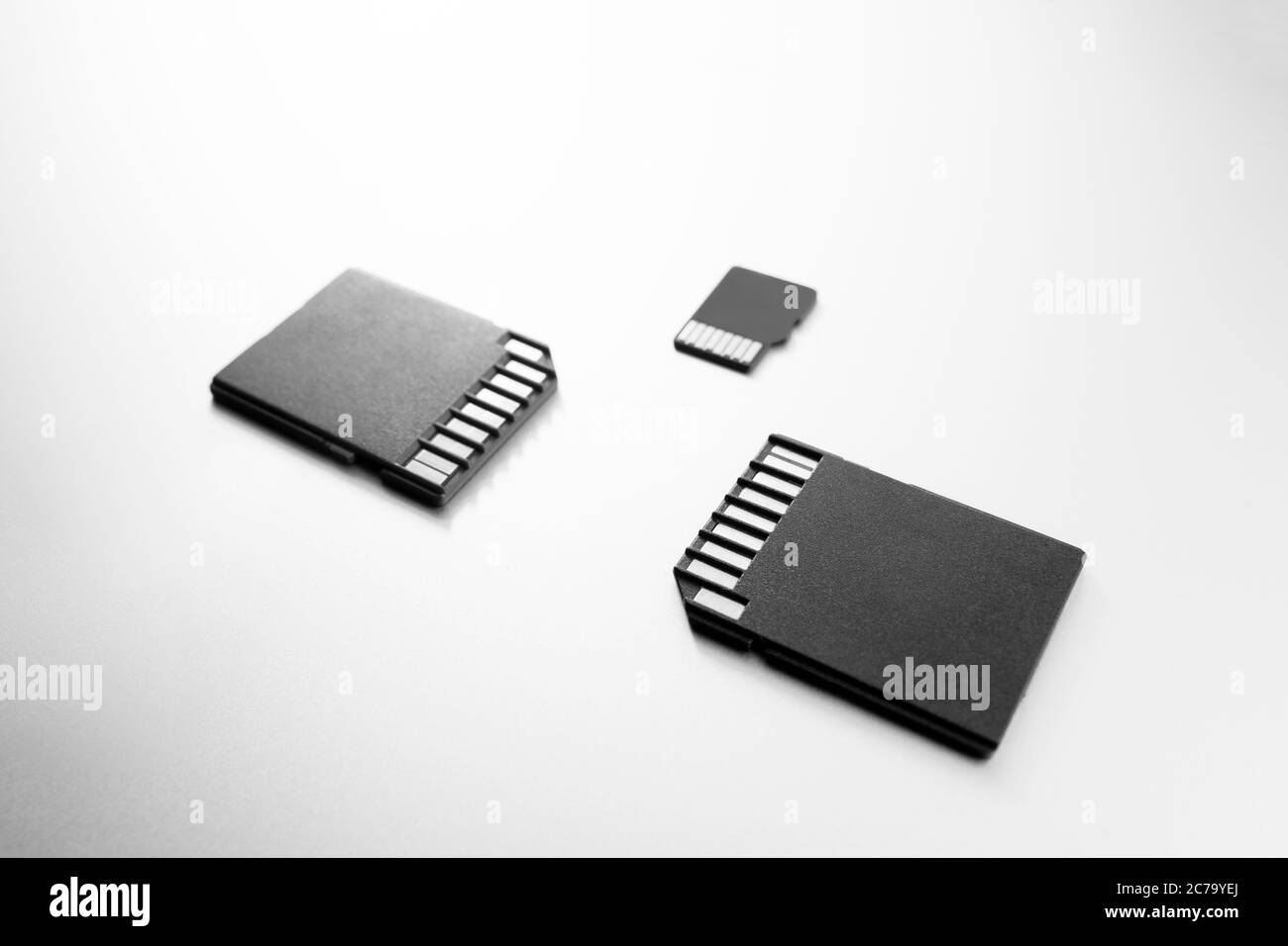 Gros plan de trois cartes micro SD, produits technologiques, mise au point sélective. Cartes mémoire microSD avec photo monochrome Banque D'Images