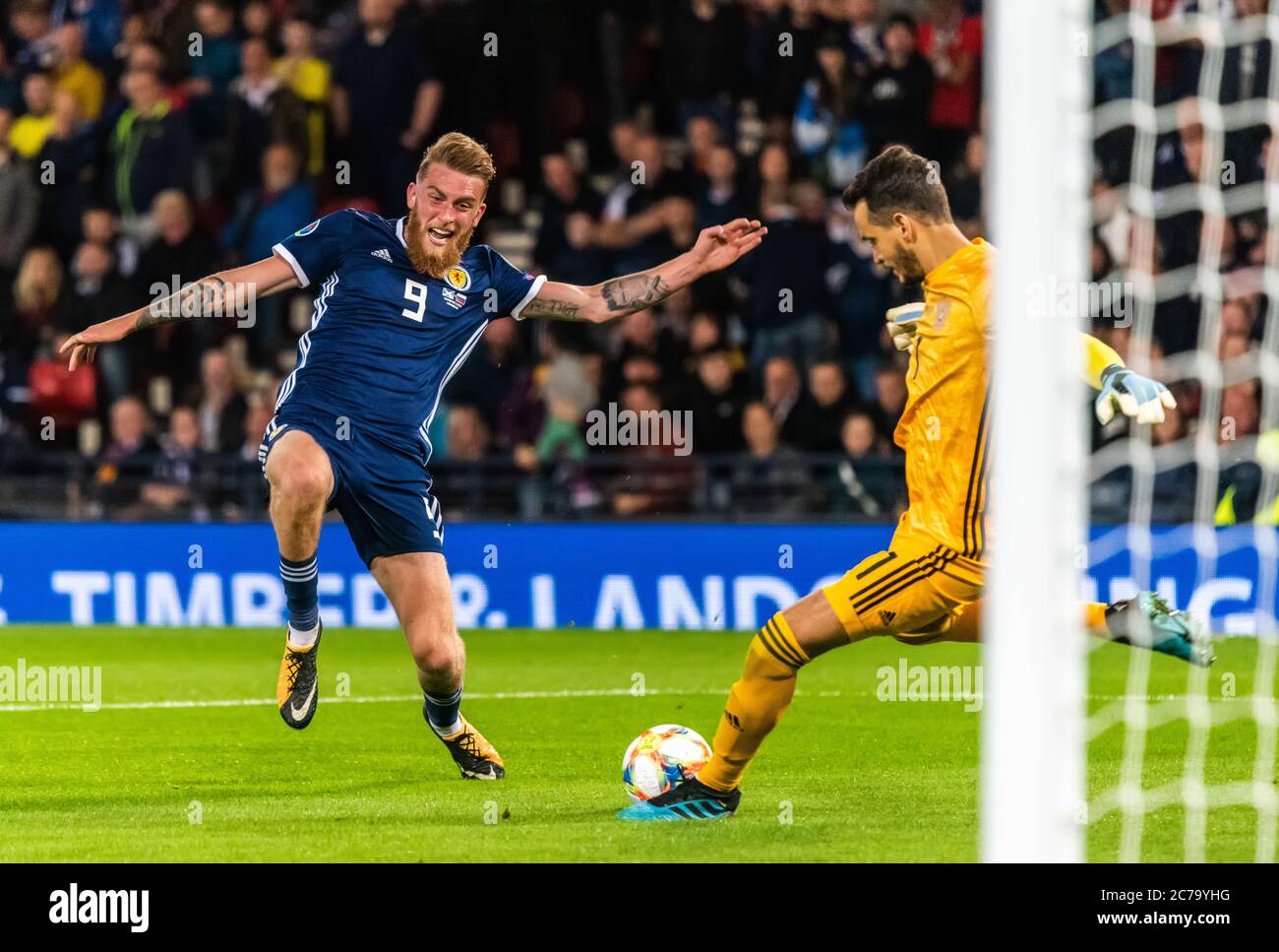 Glasgow, Écosse, Royaume-Uni – 6 septembre 2019. Oliver McBurnie, attaquant de l'équipe nationale de football d'Écosse, contre Guilherme dur, gardien de but russe Banque D'Images