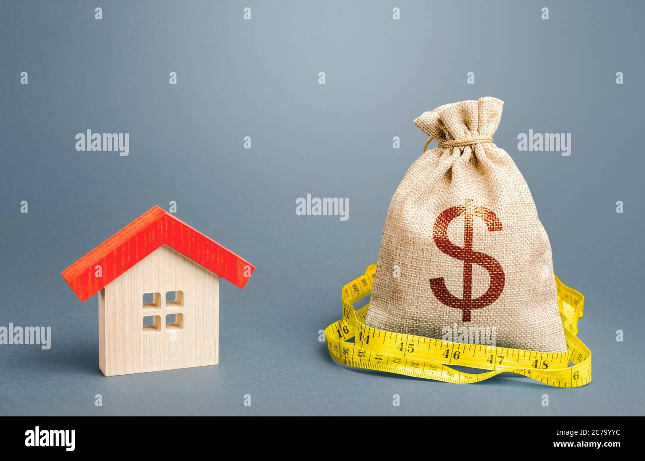 Maison et un sac d'argent de dollar. Évaluation immobilière. Achat et vente,  prix équitable. Calcul des dépenses d'achat, de construction et de r Photo  Stock - Alamy