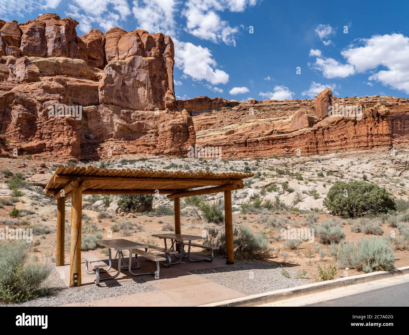 Aire de pique-nique avec tables de pique-nique, parc national d'Arches, Utah, États-Unis Banque D'Images