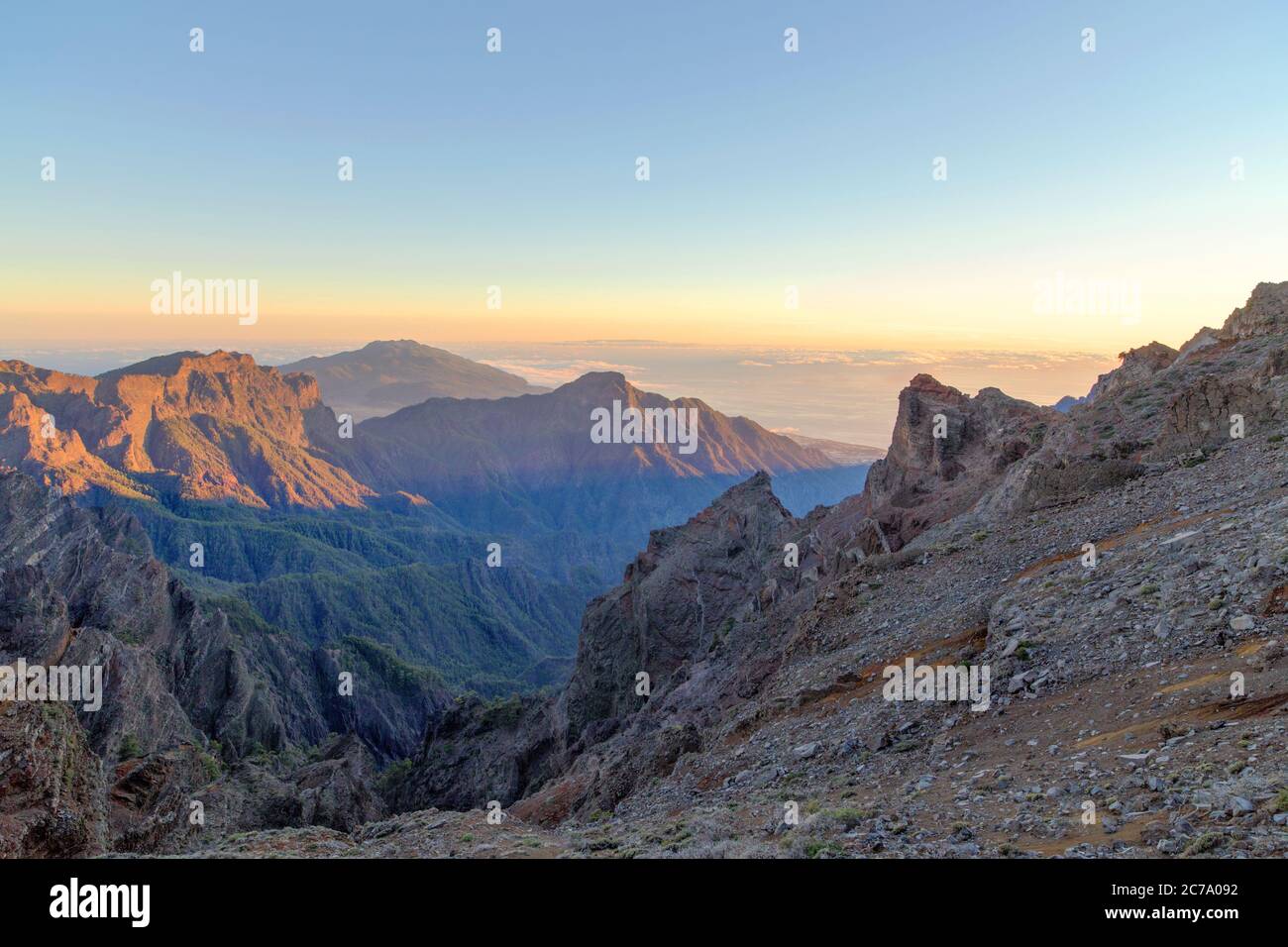 Vue sur la Caldera de Taburiente au coucher du soleil depuis le pic de la Roque de los Muchachos Banque D'Images