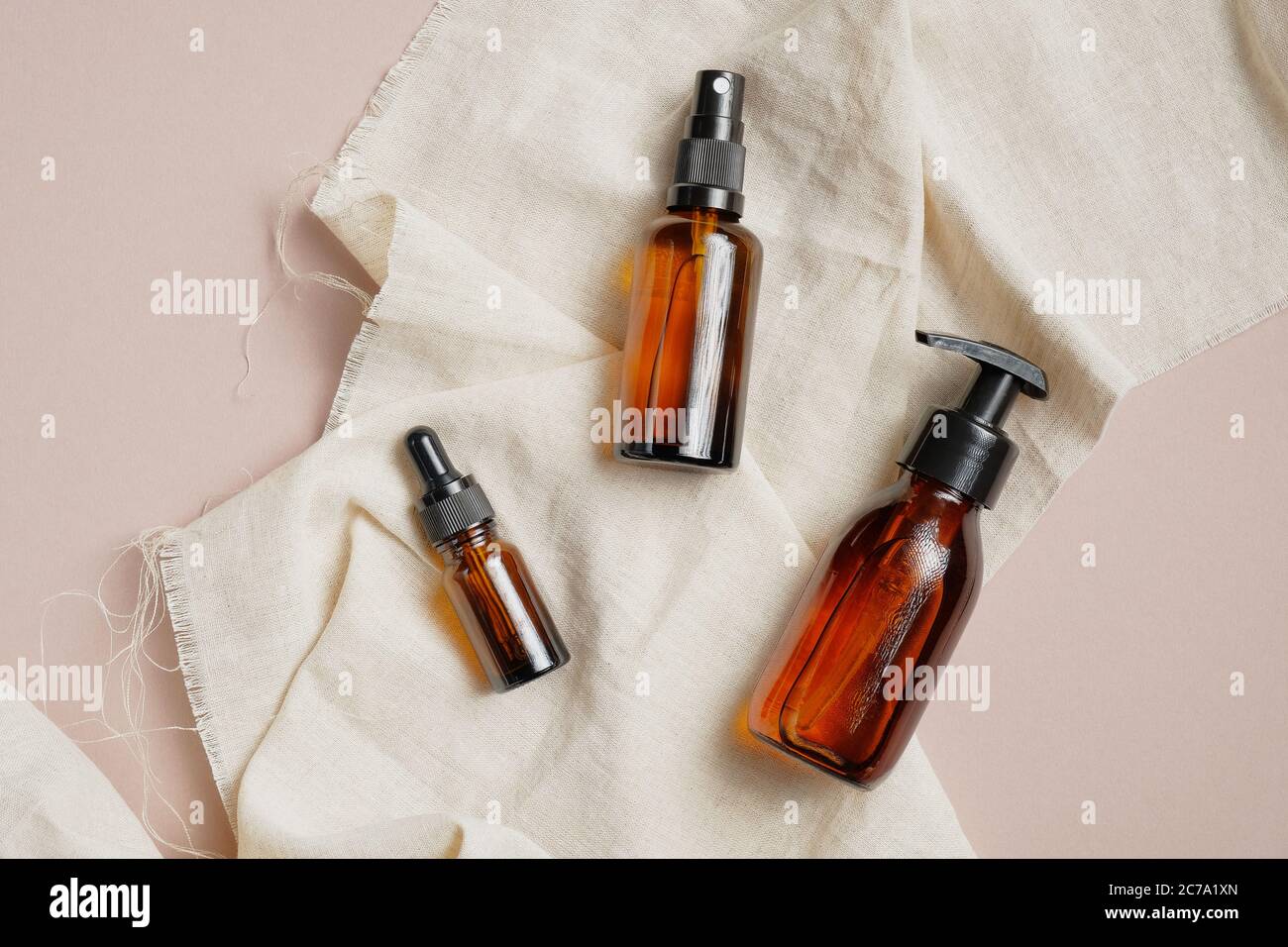 Ensemble de bouteilles de cosmétiques en verre ambré, design d'emballage de produits de beauté naturels biologiques. PRODUITS cosmétiques de bain À REMOUS. Banque D'Images