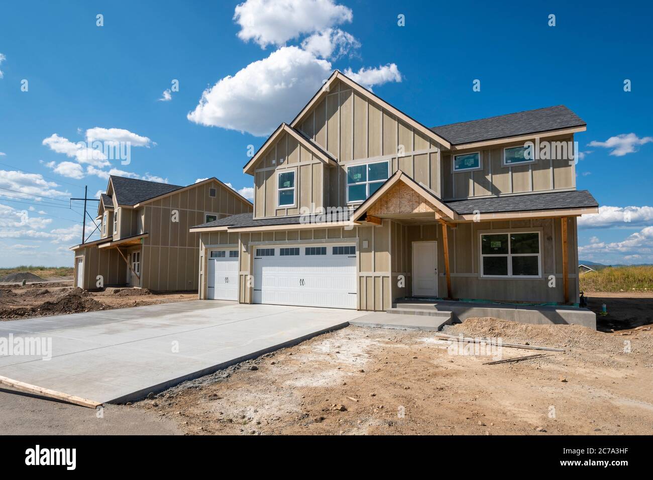 Une nouvelle maison en construction encore en construction, avec un garage de 3 voitures monte dans une subdivision de Spokane, Washington de nouvelles maisons. Banque D'Images