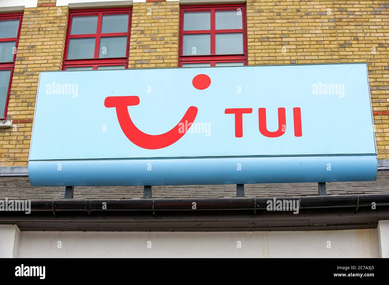 Staines-upon-Thames, Surrey, Royaume-Uni. 15 juillet 2020. L'agence de voyages Tui de Staines a rouvert ses portes après le confinement du coronavirus. Les agents de voyage signalent une augmentation des activités depuis la facilité de verrouillage. Crédit : Maureen McLean/Alay Banque D'Images