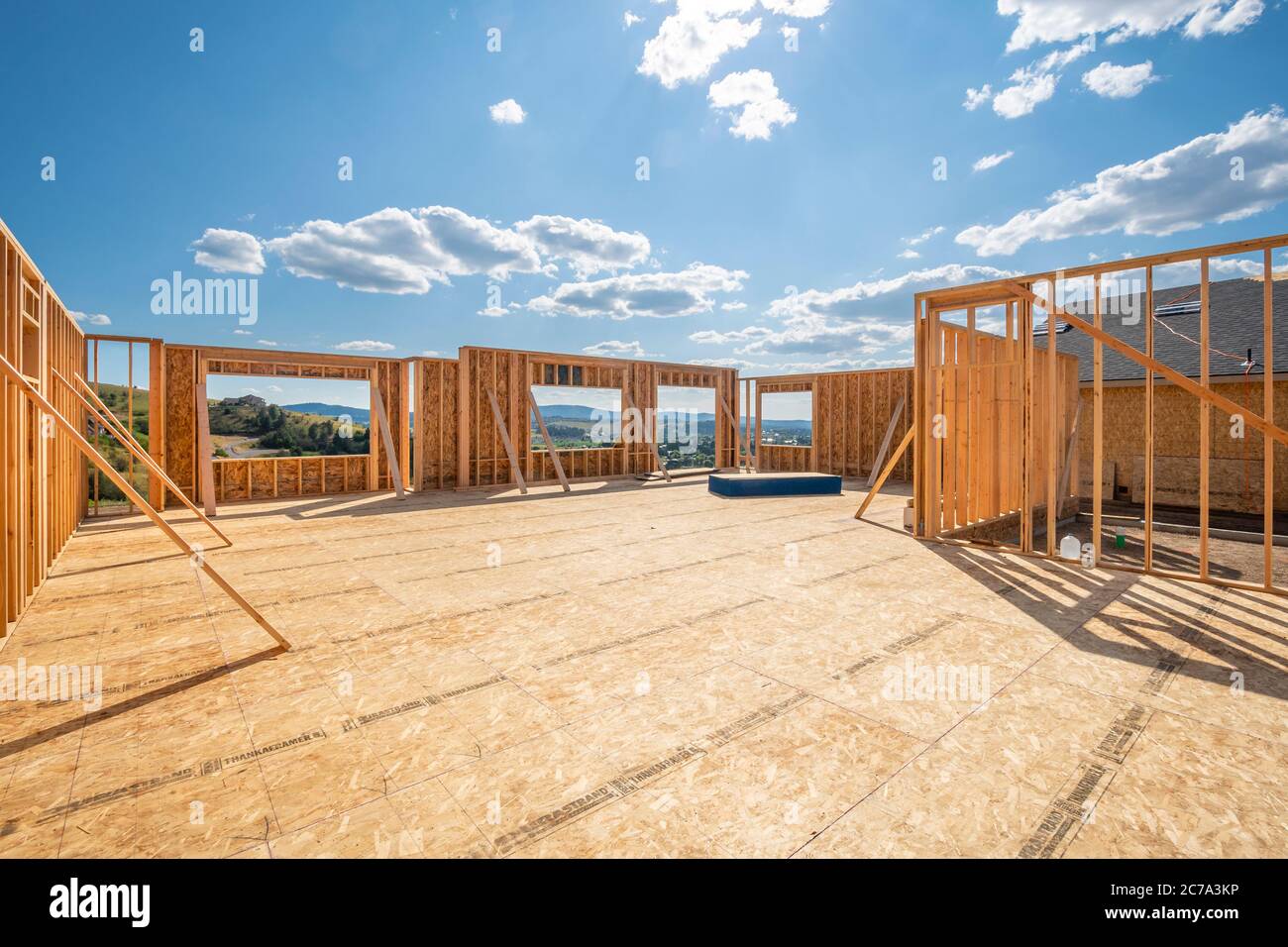 Une nouvelle maison de construction encadrée sans toit ni murs dans une subdivision haut de gamme au sommet d'une colline à Spokane, Washington, États-Unis Banque D'Images