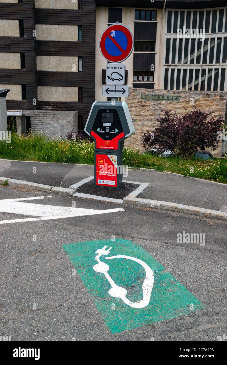 Point de recharge de voiture électrique dans le village de ski de Chantemerle, près de Briançon, en été Banque D'Images