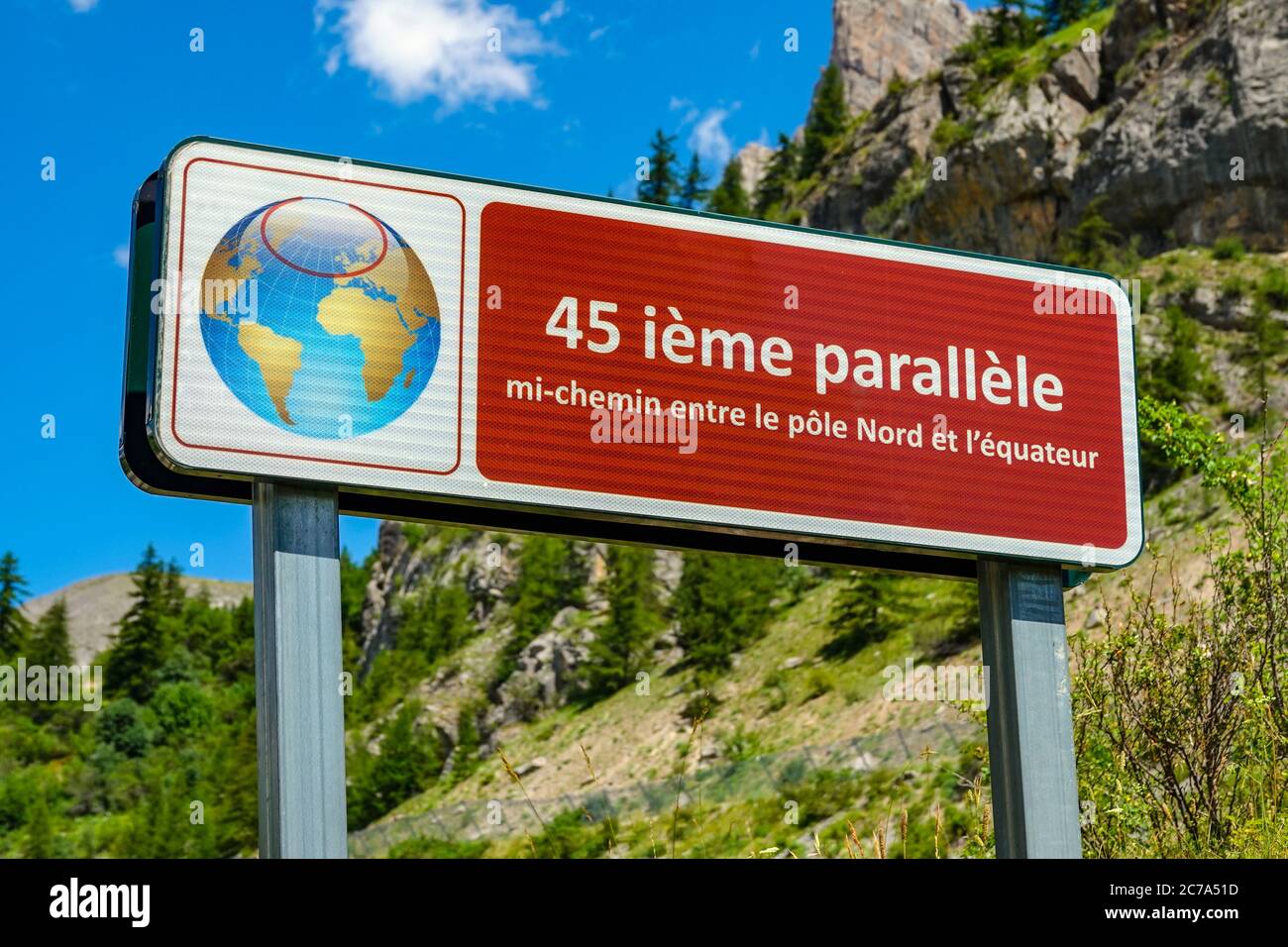 Signe rouge avec globe indiquant le 45e parallèle dans les Alpes françaises, près de Briançon Banque D'Images