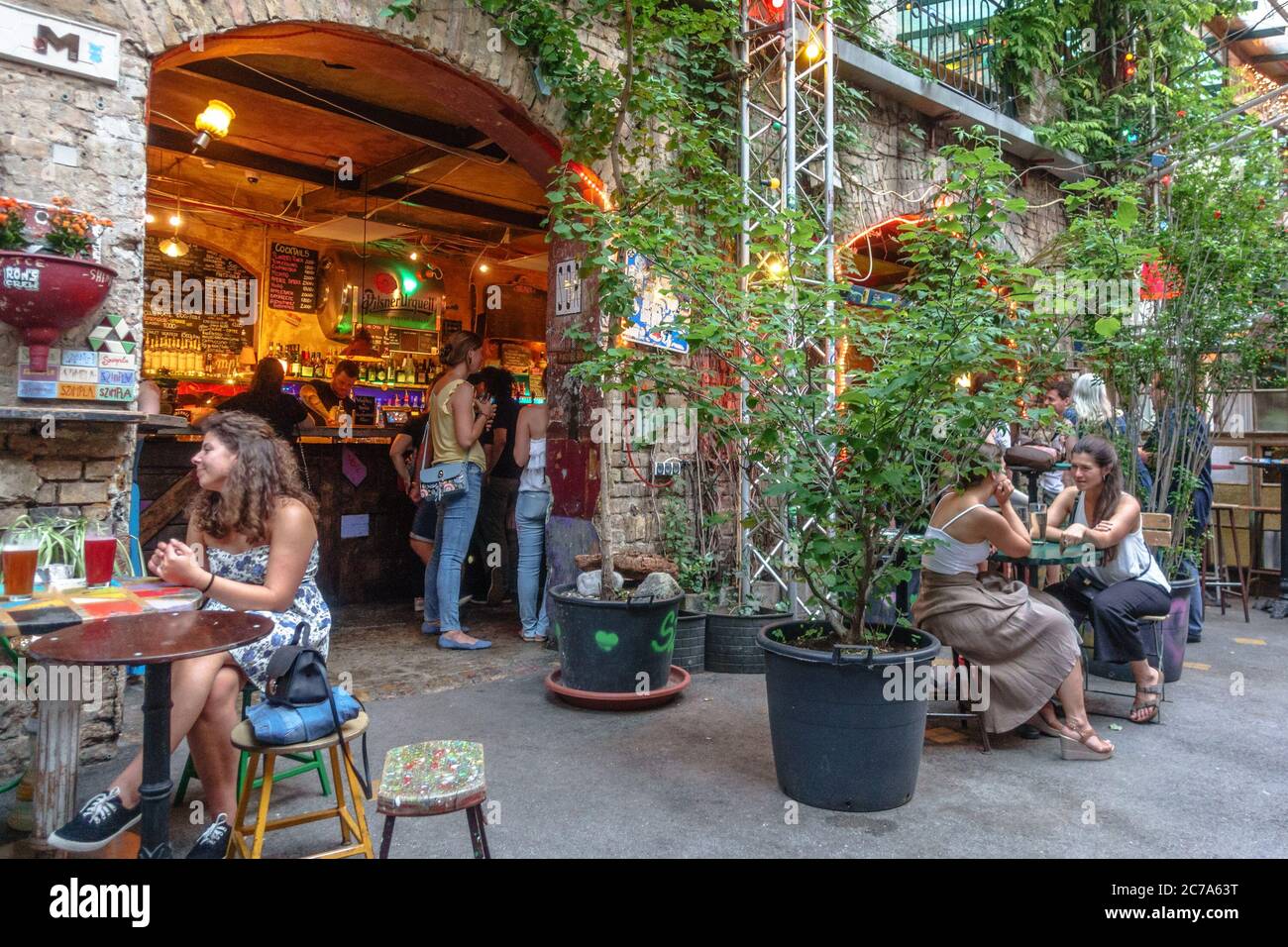 Le jardin arrière du pub Szimla Kert Ruin à Budapest Banque D'Images