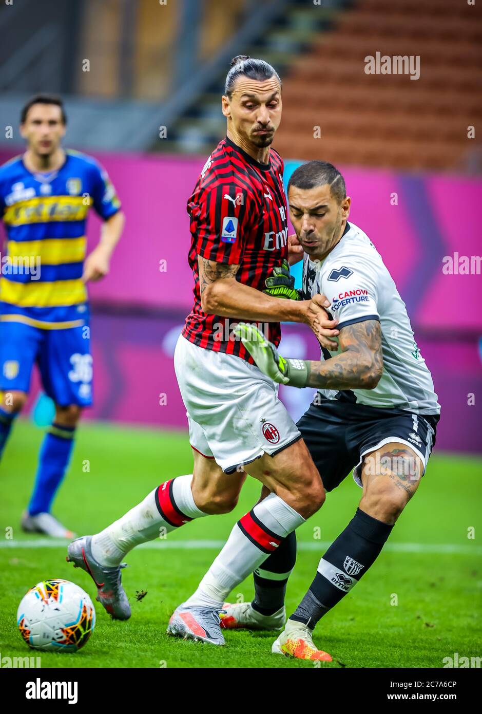 Milan, Italie. 15 juillet 2020. Zlatan Ibrahimovic de l'AC Milan combat pour le ballon contre Luigi Sepe de Parme Calcio lors de la série UN match de 2019/20 entre AC Milan contre Parma Calcio au stade San Siro, Milan, Italie le 15 juillet 2020 - photo Fabrizio Carabelli/LM crédit: Fabrizio Carabelli/LPS/ZUMA Wire/Alamy Live News Banque D'Images