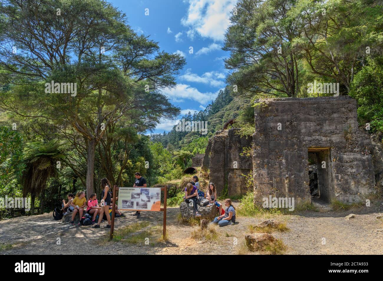 Les visiteurs qui pique-niquent à la batterie de Woodstock, la passerelle historique de la gorge de Karangahake, la gorge de Karangahake, l'île du Nord, la Nouvelle-Zélande Banque D'Images