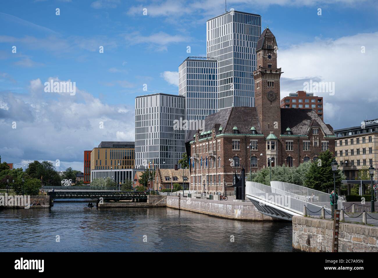 Malmo, Suède - 12 juillet 2020: Malmo Live avec Clarion Hotel et l'Université maritime mondiale en premier plan. Les rues sont encore assez vides et ne reviennent pas à la normale après la pandémie du coronavirus Banque D'Images