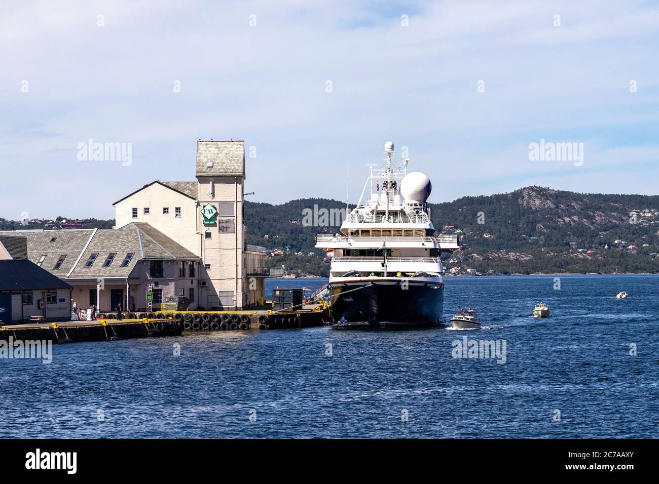 Petit bateau de croisière SEADREAM II au quai de Tollbodkaien, dans le port de Bergen, Norvège Banque D'Images