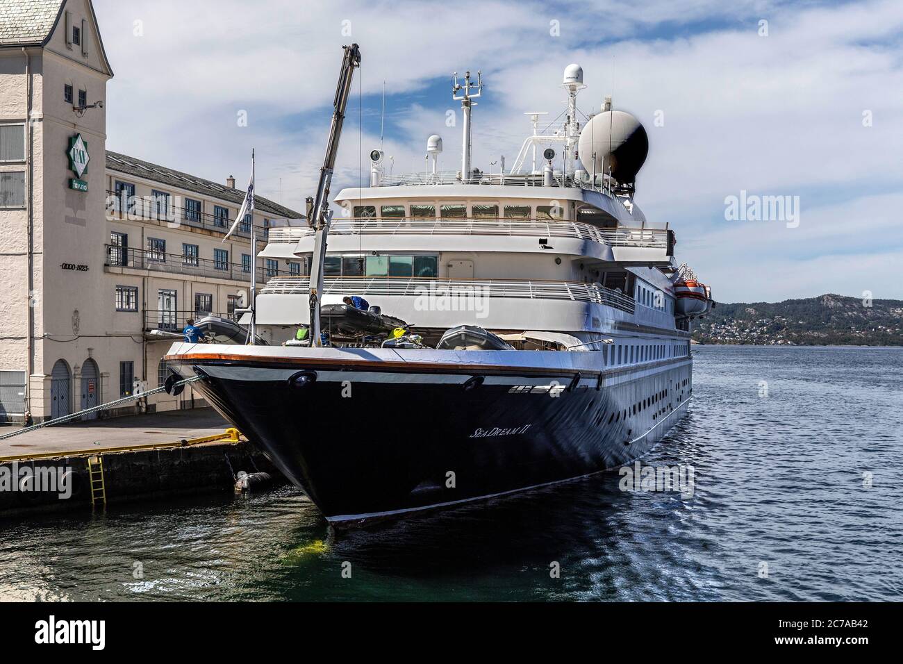 Petit bateau de croisière SEADREAM II au quai de Tollbodkaien, dans le port de Bergen, Norvège Banque D'Images
