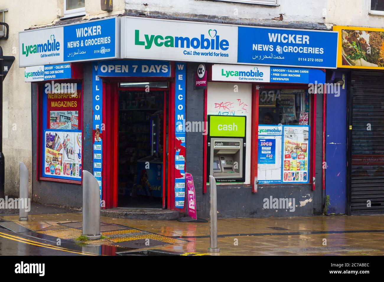 8 juillet 2020 UN magasin d'angle anglais typique ouvert pour les affaires un matin humide sur l'osier dans le centre-ville de Sheffield, Angleterre. Banque D'Images