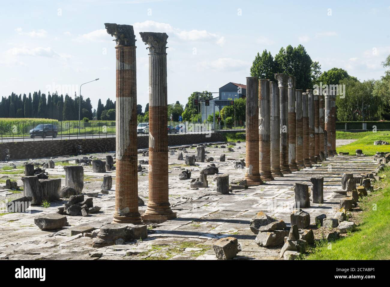 La vue panoramique du forum romain d'Aquileia, l'ancienne place principale du centre-ville de Roman Aquileia du 1er siècle avant J.-C. (le pavé Banque D'Images