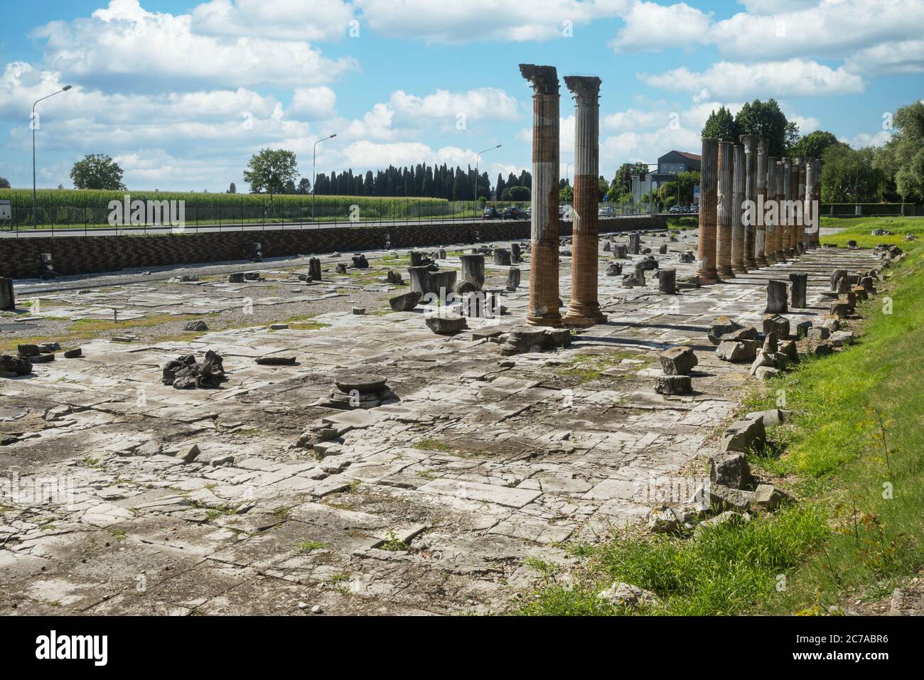 La vue panoramique du forum romain d'Aquileia, l'ancienne place principale du centre-ville de Roman Aquileia du 1er siècle avant J.-C. (le pavé Banque D'Images