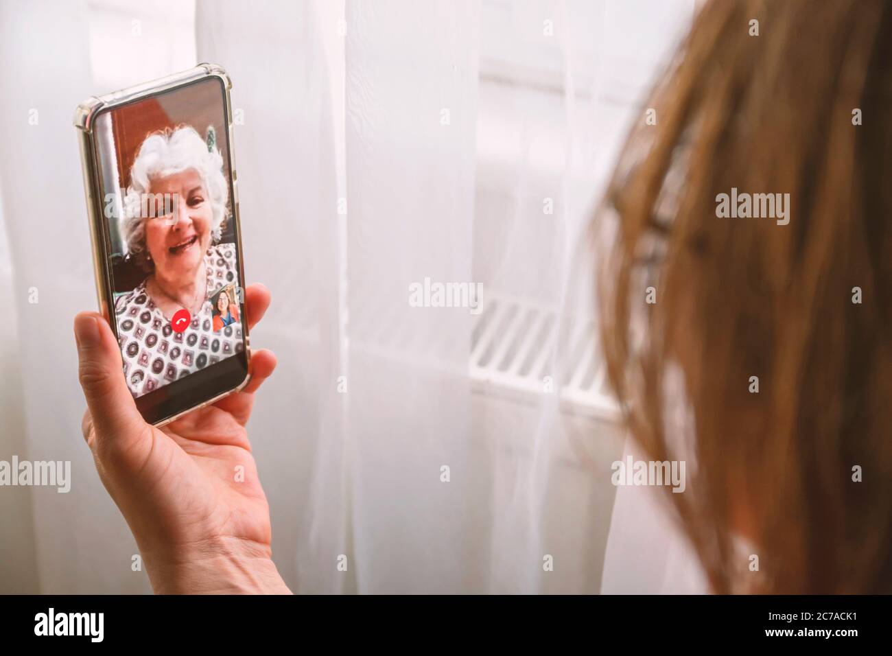 Fête des mères ou parler avec la mère en séjour à la maison ou de nouveaux concepts de jours normaux. Femme parlant avec sa mère par appel vidéo à la maison. Banque D'Images