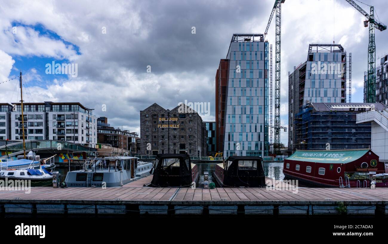 Quais du Grand Canal. Le nouveau complexe de bureaux de Google est en voie d'achèvement, surplombant des bateaux à grande eau à Grand Canal Docks, Dublin, Irlande, Banque D'Images