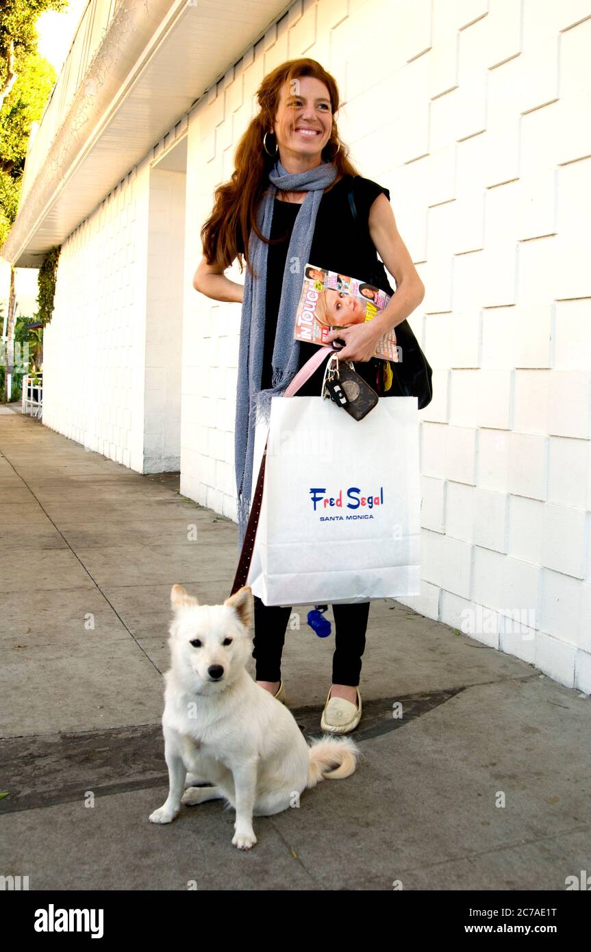 L'actrice Tanna Frederick fait ses courses à Santa Monica avec son chien Garbo Banque D'Images