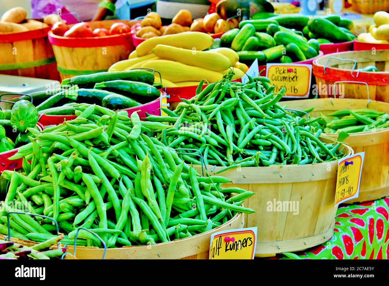 Haricots verts frais, courges et autres légumes à vendre sur un marché agricole extérieur Banque D'Images