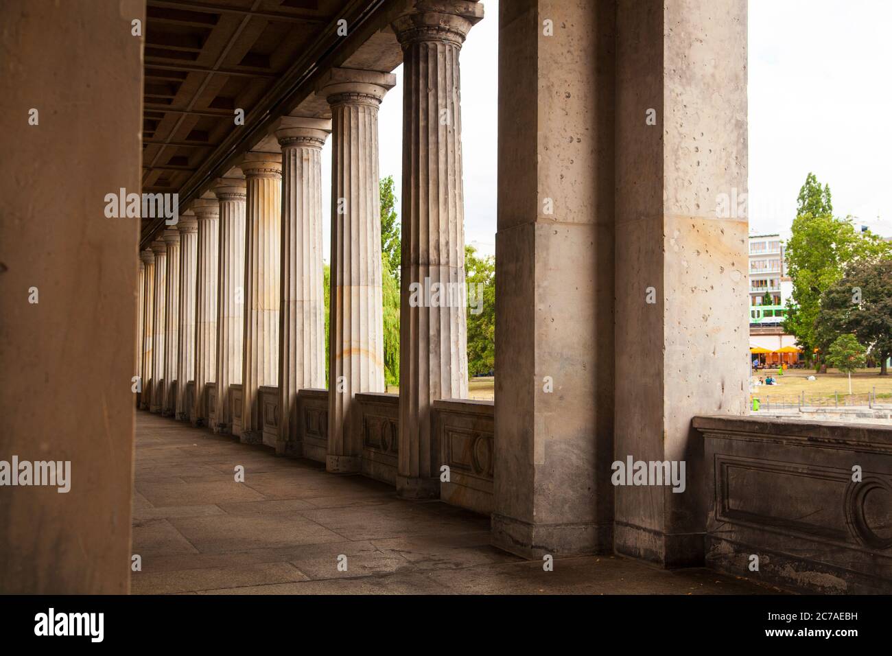 Vue sur un passage avec colonnes sur une île aux musées de Berlin Banque D'Images